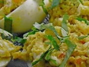 Jajka faszerowane pastą curry